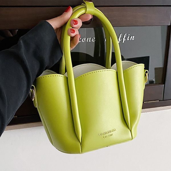 women shoulder bags 2022 pu leather purses and handbags female shopper summer fashion casual solid color flower shape bucket bag
women shoulder bags 2022 pu leather purses and handbags female shopper summer fashion casual solid color flower shape bucket bag
