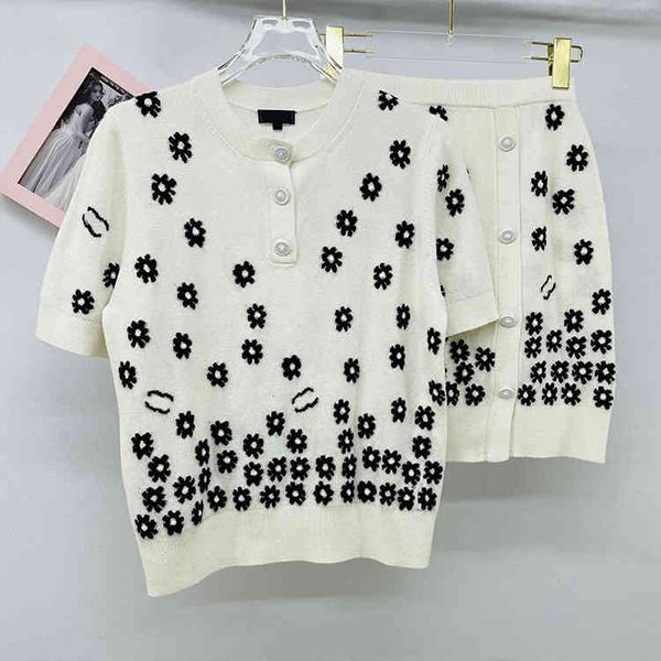 women's knits tees summer xiaoxiangjia black and white two-color short daisy jacquard v-neck sweater women's wear
women's knits tees summer xiaoxiangjia black and white two-color short daisy jacquard v-neck sweater women's wear