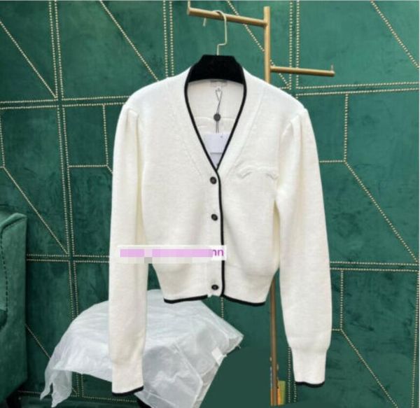 wool v-neck cardigan knitted sweater short women 2022 new, White;black
wool v-neck cardigan knitted sweater short women 2022 new, White;black