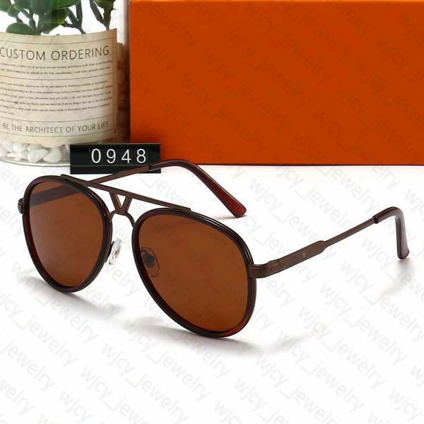 show off your individuality and fashion sense in the city with this high-quality urban fashion sunglasses., White;black
show off your individuality and fashion sense in the city with this high-quality urban fashion sunglasses., White;black