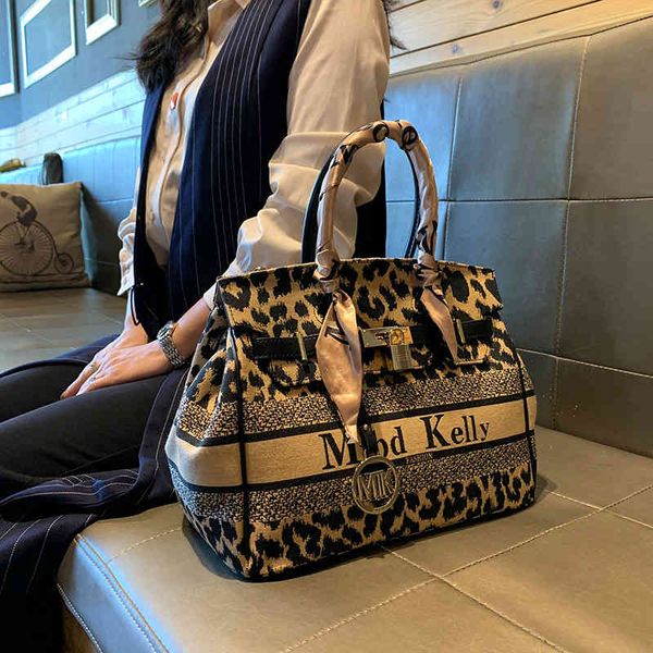 ladies fashion trend new brand bag wholesale hong kong genuine leather women's 2021 chaoshui dumpling strap buckle large capacity tote
ladies fashion trend new brand bag wholesale hong kong genuine leather women's 2021 chaoshui dumpling strap buckle large capacity tote