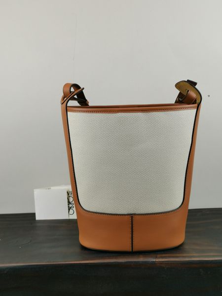 anagram tote 2022 new leather ladies hand-held canvas letter tote shopping bag simple and fashionable
anagram tote 2022 new leather ladies hand-held canvas letter tote shopping bag simple and fashionable
