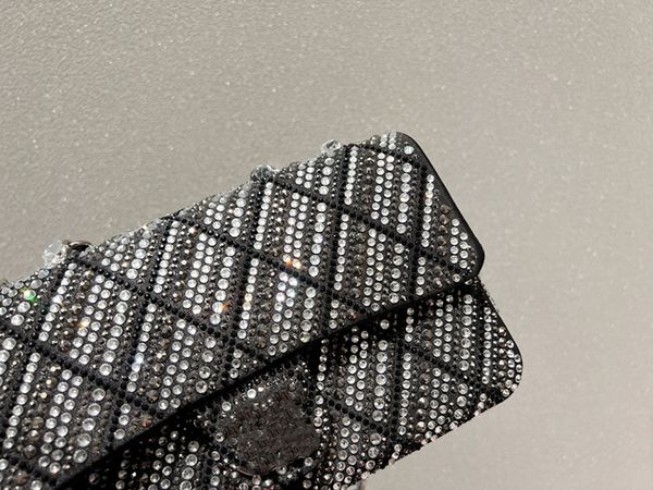 2022 women fashion classic premium brand evening bags shoulder bag new style flash drilling size:25*14
2022 women fashion classic premium brand evening bags shoulder bag new style flash drilling size:25*14