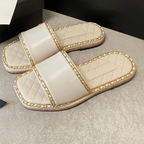 2022 classic ladies slippers designer fashion luxury sandals flat foot sheepskin material beach shoes flip-flops chain hardware wear-resista, Black
2022 classic ladies slippers designer fashion luxury sandals flat foot sheepskin material beach shoes flip-flops chain hardware wear-resista, Black