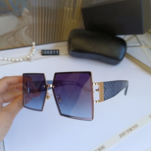 new luxury sunglasses for women brand designer summer style sunglasses with black big oculos de sol feminino glasses, White;black
new luxury sunglasses for women brand designer summer style sunglasses with black big oculos de sol feminino glasses, White;black