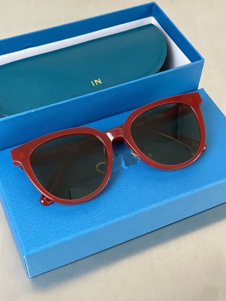 sunglasses vocal founded frame modify face shape and trendy fashion accessories, White;black
sunglasses vocal founded frame modify face shape and trendy fashion accessories, White;black