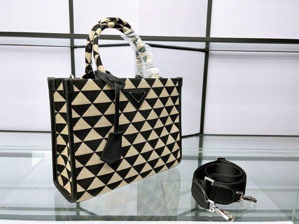 fashion nylon ladies totes bags with triangle purses embossed square tote bag contrast colorleather shoulder handbag wallet messenger bags l
fashion nylon ladies totes bags with triangle purses embossed square tote bag contrast colorleather shoulder handbag wallet messenger bags l