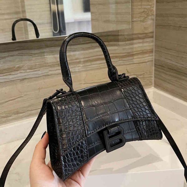 balencaigass hourglass bag correct leather bags hand trapezoidal flap small red book versatile messenger size rqjp
balencaigass hourglass bag correct leather bags hand trapezoidal flap small red book versatile messenger size rqjp