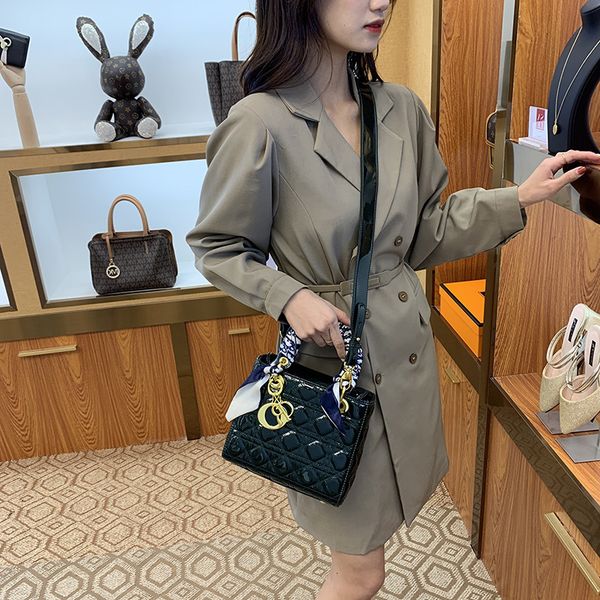 designer bags 2022 new handbag women's high-class temperament versatile spring and summer niche large capacity one shoulder messenger
designer bags 2022 new handbag women's high-class temperament versatile spring and summer niche large capacity one shoulder messenger
