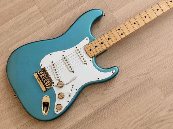 the strat dan smith st lake placid blue, gold hardware, electric guitar
the strat dan smith st lake placid blue, gold hardware, electric guitar