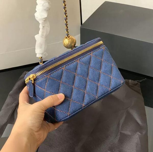 sw 2022ss france classical mini vanity cosmetic case denim box bags gold crush ball metal hardware matelasse crossbody shoulder luxury desig
sw 2022ss france classical mini vanity cosmetic case denim box bags gold crush ball metal hardware matelasse crossbody shoulder luxury desig