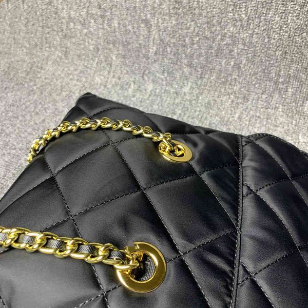 new family parachute vintage large capacity tote bag female rhombic chain messenger bag
new family parachute vintage large capacity tote bag female rhombic chain messenger bag