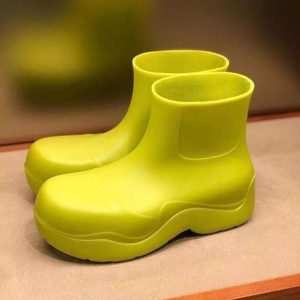 brand women rain boots rubber ladies walking waterproof ankle rainboots causal thick bottom short puddle boots 220325, Black;red
brand women rain boots rubber ladies walking waterproof ankle rainboots causal thick bottom short puddle boots 220325, Black;red