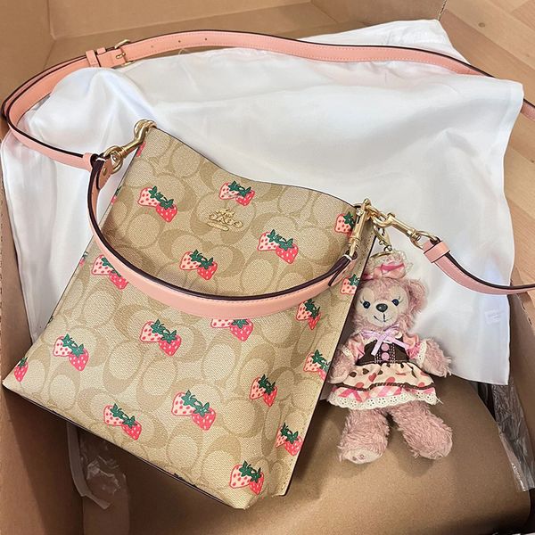 designer bags 2022 new female strawberry printing mollie 22 portable bucket
designer bags 2022 new female strawberry printing mollie 22 portable bucket