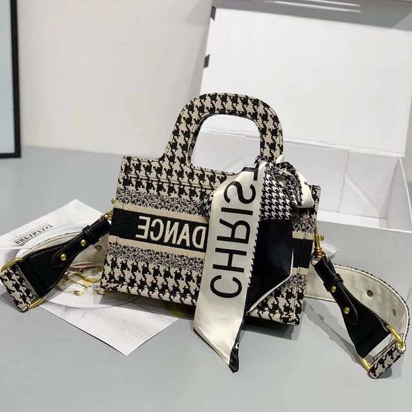designer bags 2022 new mini embroidered canvas shopping bag d brand tot temperament goddess versatile handbag one shoulder
designer bags 2022 new mini embroidered canvas shopping bag d brand tot temperament goddess versatile handbag one shoulder