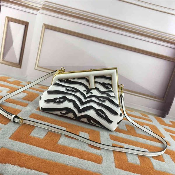 fashion trend new ladies luxury brand bag designer wholesale black and white stripe handbag single shoulder buckle letter clip armpit
fashion trend new ladies luxury brand bag designer wholesale black and white stripe handbag single shoulder buckle letter clip armpit