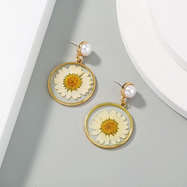 new pearl earrings white chrysanthemum dried flowers fresh simple versatile round, Golden;silver
new pearl earrings white chrysanthemum dried flowers fresh simple versatile round, Golden;silver