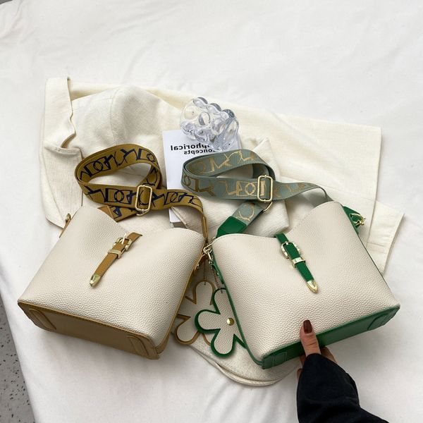 designer bags this year's popular contrast color large capacity women's 2022 new fashion wide shoulder straps simple foreign style
designer bags this year's popular contrast color large capacity women's 2022 new fashion wide shoulder straps simple foreign style