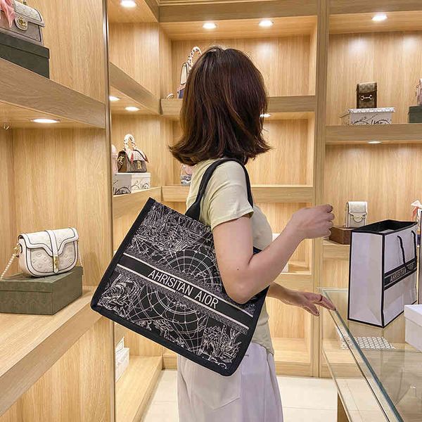 2021 new fashion trend one shoulder shopping bag tote canvas large capacity portable women's bag
2021 new fashion trend one shoulder shopping bag tote canvas large capacity portable women's bag