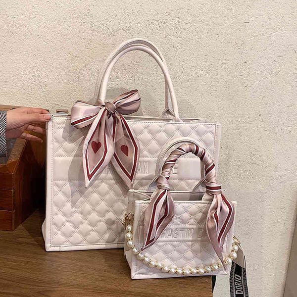 fashion bag diamond pearl beaded chain generous charter sewing solid color shoul
fashion bag diamond pearl beaded chain generous charter sewing solid color shoul