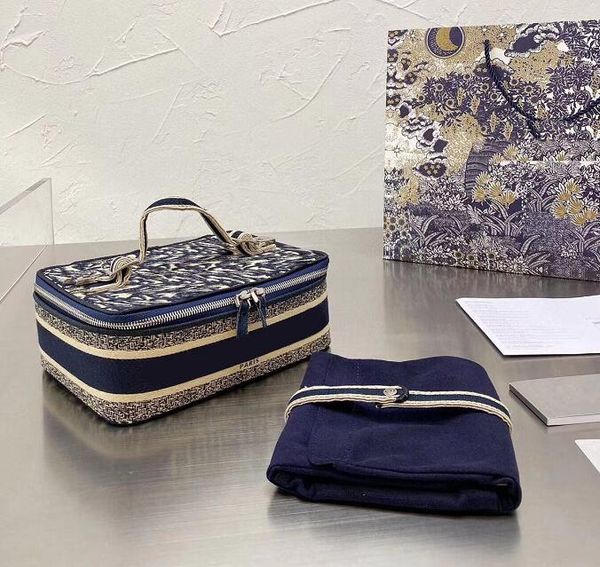 women embroidery shoulder bags classics brand letter pattern female women designer makeup cosmetic bag large capacity travel clutch handbag
women embroidery shoulder bags classics brand letter pattern female women designer makeup cosmetic bag large capacity travel clutch handbag