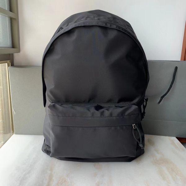 b backpack big bag, very high-end street style simple trend, both men and women can be trusted to use
b backpack big bag, very high-end street style simple trend, both men and women can be trusted to use