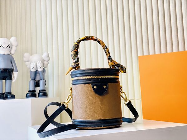 luxury designer beauty messenger bags canvas small detachable shoulders strap drum shoulder bag single handle cylinder mini bag makeup case
luxury designer beauty messenger bags canvas small detachable shoulders strap drum shoulder bag single handle cylinder mini bag makeup case