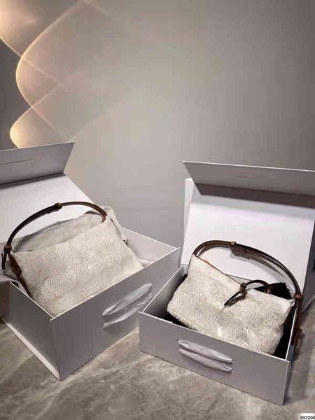 2022 canvas cubi anagram jacquard portable hobo one shoulder dumpling lunch box l bag
2022 canvas cubi anagram jacquard portable hobo one shoulder dumpling lunch box l bag