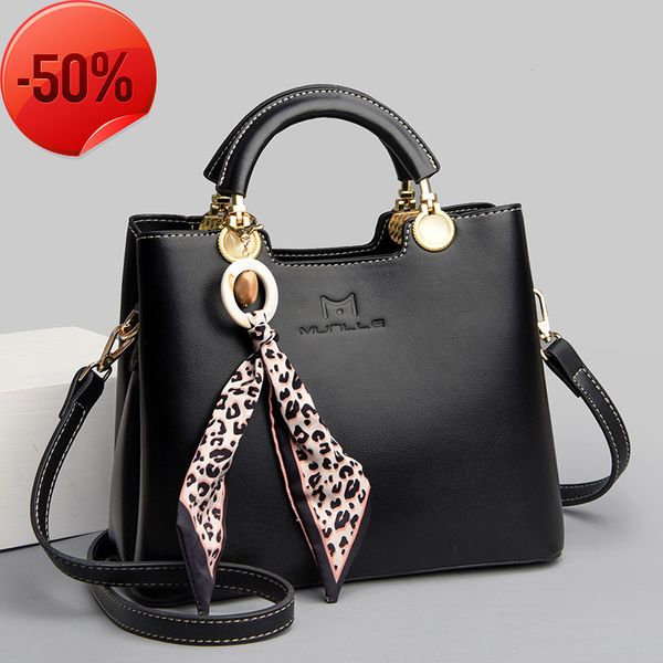 the factory directly fashion pendant with iron handle hand-held princs diana bag 2022
the factory directly fashion pendant with iron handle hand-held princs diana bag 2022
