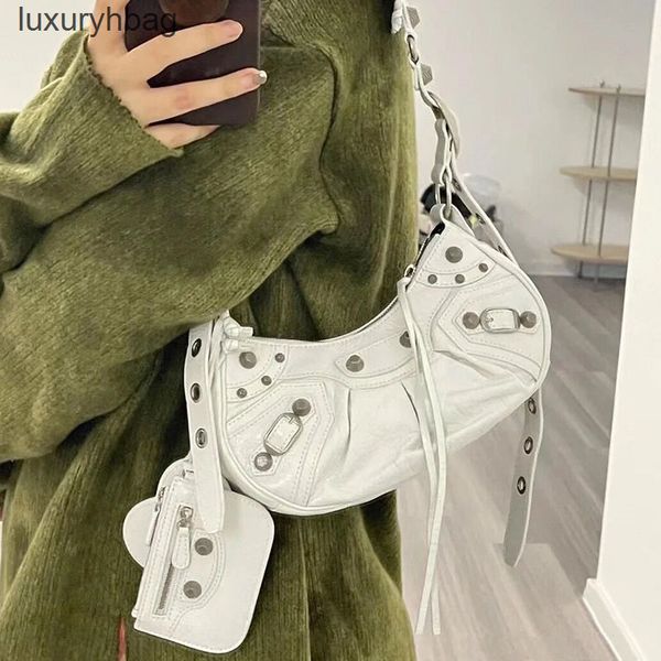 bag shoulder bags designer 2022 bbalencaigas handbag three one rivet locomotive le cagole fold oil wax skin female diagonal span
bag shoulder bags designer 2022 bbalencaigas handbag three one rivet locomotive le cagole fold oil wax skin female diagonal span