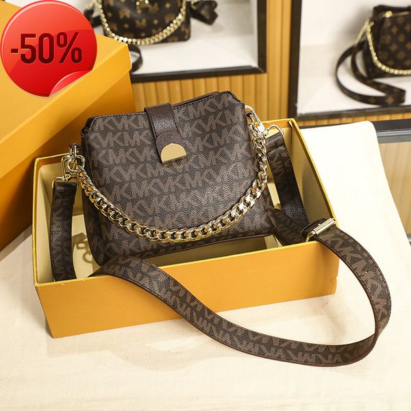 luxury designercarrying a small women's fashion simple foreign style bucket bag spring and summer 2022 new large capacity single should
luxury designercarrying a small women's fashion simple foreign style bucket bag spring and summer 2022 new large capacity single should