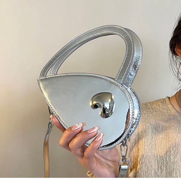 2022 new women's bags niche design love handbag high-end silver fashion one-shoulder messenger bag, Black;red
2022 new women's bags niche design love handbag high-end silver fashion one-shoulder messenger bag, Black;red