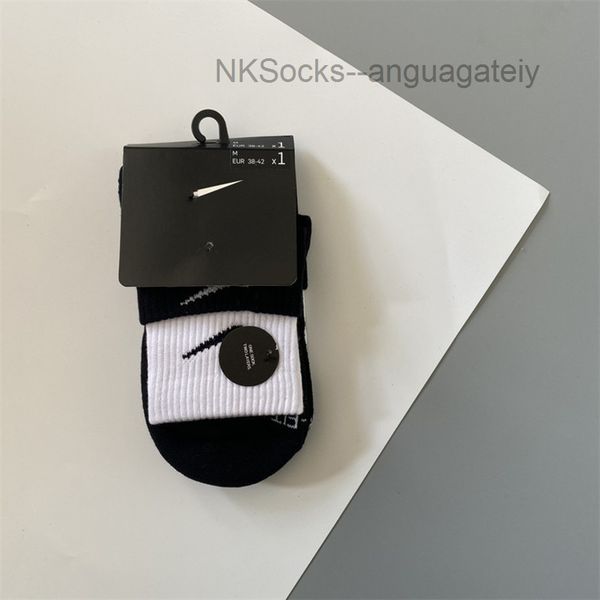 classic fashion men socks hook brand color stitched men's women's long tube sports training sock street couple middle tubes luxury, Black
classic fashion men socks hook brand color stitched men's women's long tube sports training sock street couple middle tubes luxury, Black