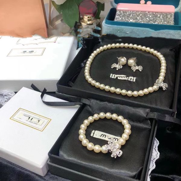 miao jiaxian is of high-end versatile butterfly pearl necklace bracelet niche fashion high version light luxury net red the same style, Golden;silver 
miao jiaxian is of high-end versatile butterfly pearl necklace bracelet niche fashion high version light luxury net red the same style, Golden;silver