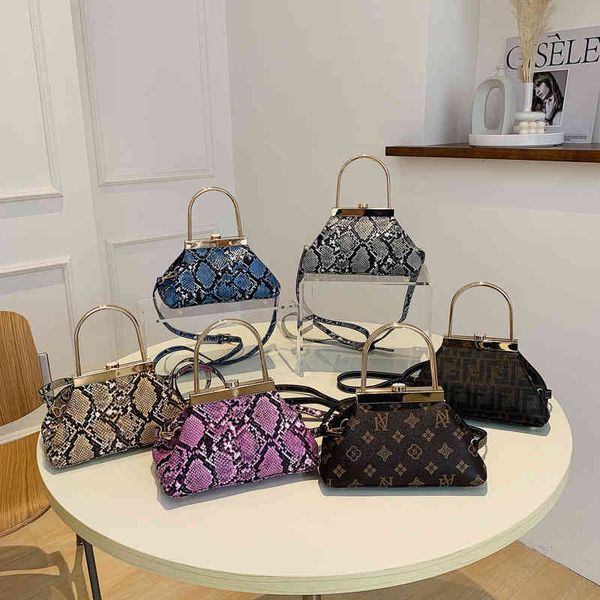ladies fashion personality trend new brand bag wholesale single back portable women's s
ladies fashion personality trend new brand bag wholesale single back portable women's s
