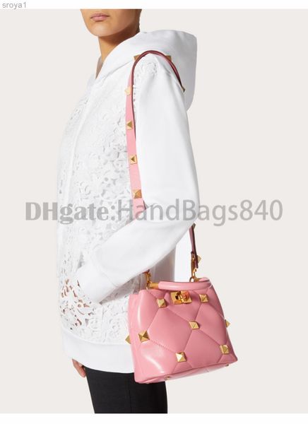2021 ladies retro fashion luxury rivet bucket bag high-quality leather and sheepskin handbags with two shoulder straps
2021 ladies retro fashion luxury rivet bucket bag high-quality leather and sheepskin handbags with two shoulder straps