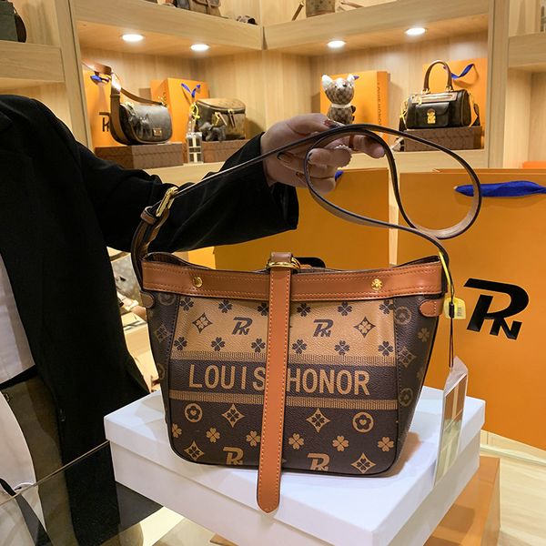 wholesale ladies brand leathers shoulder bags elegant large-capacity printing bucket bag high-quality contrast leather handbag street fashio
wholesale ladies brand leathers shoulder bags elegant large-capacity printing bucket bag high-quality contrast leather handbag street fashio