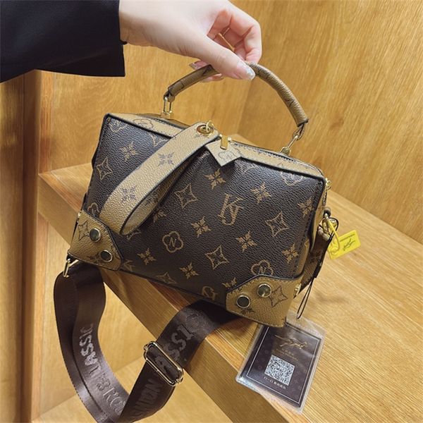 purse small bag female new winter box messenger bag versatile broadband one shoulder small square bag
purse small bag female new winter box messenger bag versatile broadband one shoulder small square bag