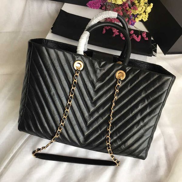 7h+designers new style large shoulder bags imported palm print gold metal fittings the inner cloth bag is equipped with layer fashion
7h+designers new style large shoulder bags imported palm print gold metal fittings the inner cloth bag is equipped with layer fashion