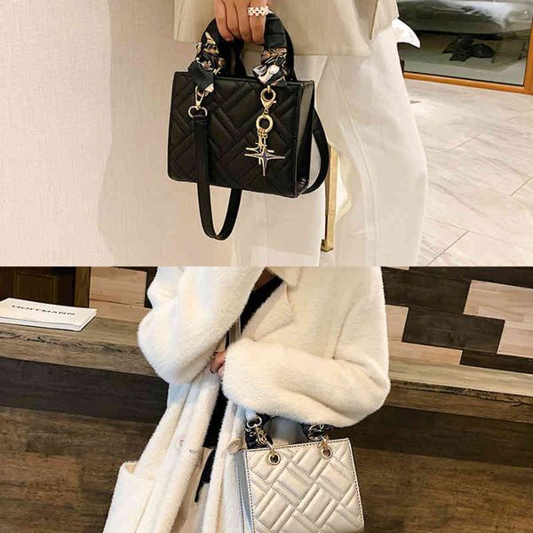 female new 2022 fashion lattice embroidered threadbag versatile high-grade texture one shoulder small square bag
female new 2022 fashion lattice embroidered threadbag versatile high-grade texture one shoulder small square bag