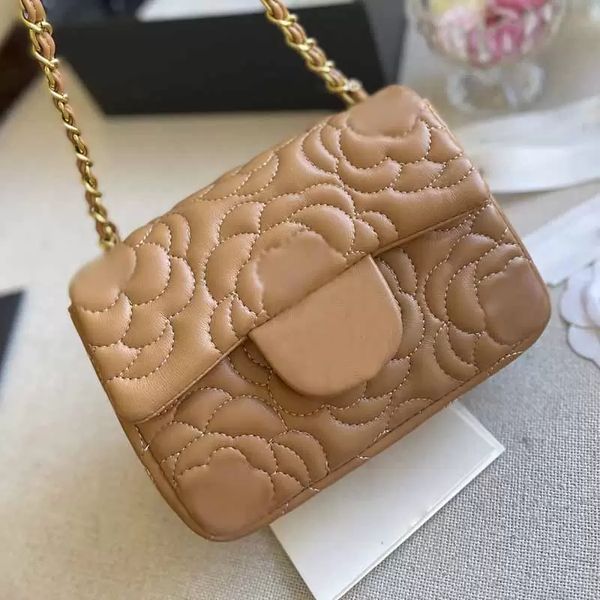 2022ss 18cm mini flap designer bags solid color flower embroidery hard genuine leather classic handbags pendant decoration metal chain cross
2022ss 18cm mini flap designer bags solid color flower embroidery hard genuine leather classic handbags pendant decoration metal chain cross