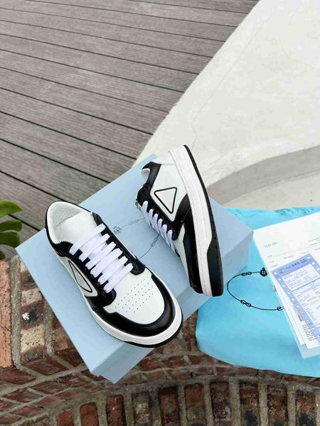 2022 famous brand men's and women's designer sport shoes paris fashion non-slip lace-up sneakers for couple air holes genuine leat
2022 famous brand men's and women's designer sport shoes paris fashion non-slip lace-up sneakers for couple air holes genuine leat