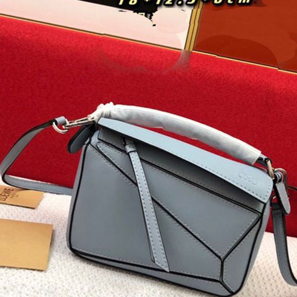 mini shoulder bag ladies leather messenger bag designer planting puzzle wallet high-end exclusive private custom hardware 18.12.5.8cm
mini shoulder bag ladies leather messenger bag designer planting puzzle wallet high-end exclusive private custom hardware 18.12.5.8cm