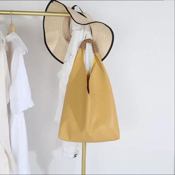 du new languid is fashion bag shoulder bags comfortable and the large capacity leather handbag
du new languid is fashion bag shoulder bags comfortable and the large capacity leather handbag