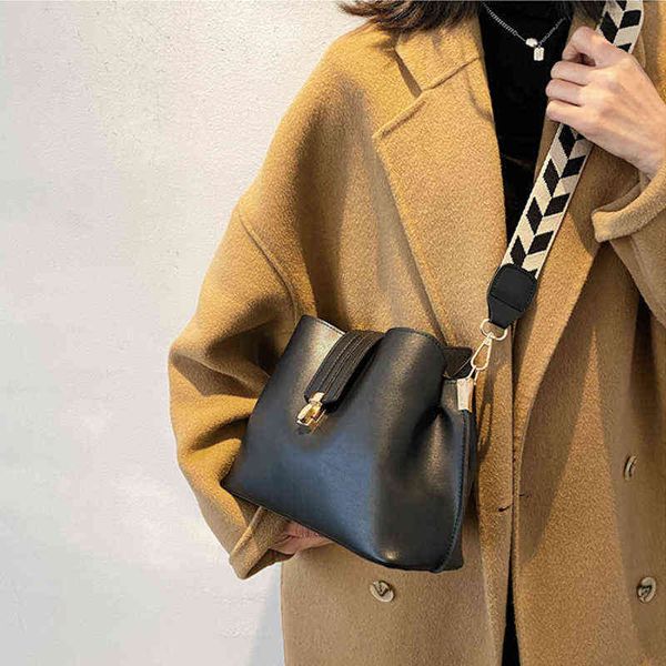 fashion brand design large bucket women crossbody bags 2021 new wide strap clutches ladies shoulder messenger bags female purses g220509
fashion brand design large bucket women crossbody bags 2021 new wide strap clutches ladies shoulder messenger bags female purses g220509