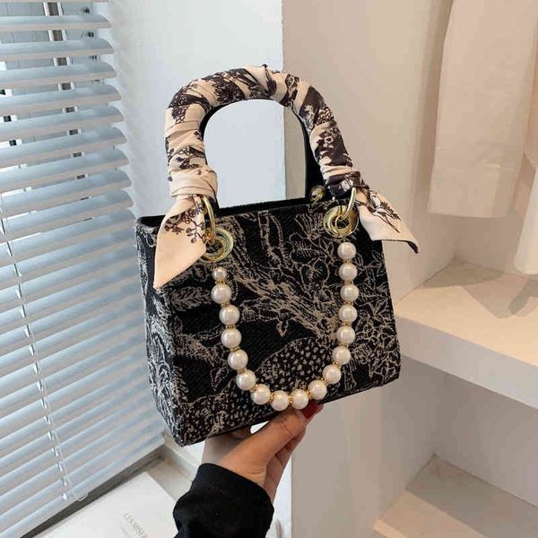 xiaoxiangfeng woolen princs diana women's bag 2022 new pearl portable contrast color single shoulder trend msenger bag
xiaoxiangfeng woolen princs diana women's bag 2022 new pearl portable contrast color single shoulder trend msenger bag
