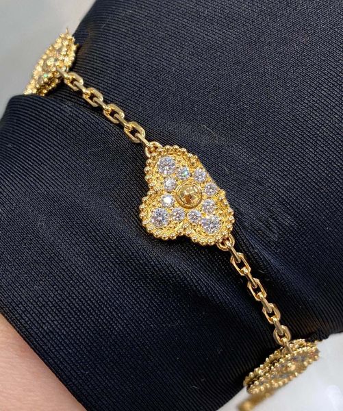 2022 v gold material luxury quality five flowers shape bracelet with all diamonds in three colors plated for women wedding jewelry gift have, Golden;silver
2022 v gold material luxury quality five flowers shape bracelet with all diamonds in three colors plated for women wedding jewelry gift have, Golden;silver