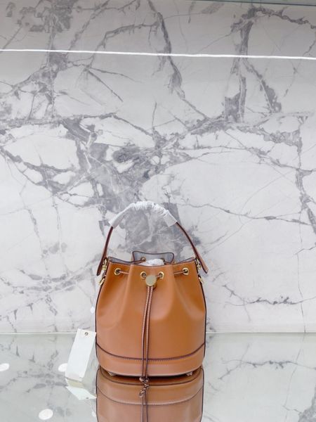 latest design bucket bag shiny hardware fadeless single shoulder fashion versatile luxury designer women england style vintage
latest design bucket bag shiny hardware fadeless single shoulder fashion versatile luxury designer women england style vintage