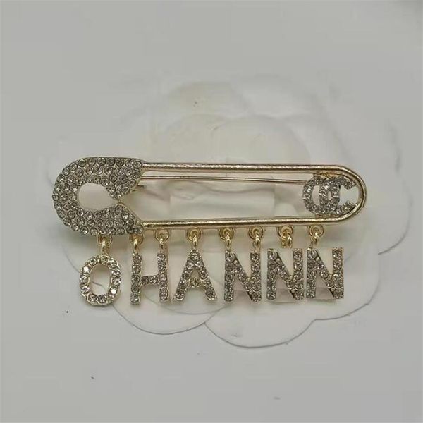 fashion designer high-end sweater suit collar pin brooches for mens womens luxury inlay crystal rhinestone 18k gold p2623, Gray
fashion designer high-end sweater suit collar pin brooches for mens womens luxury inlay crystal rhinestone 18k gold p2623, Gray