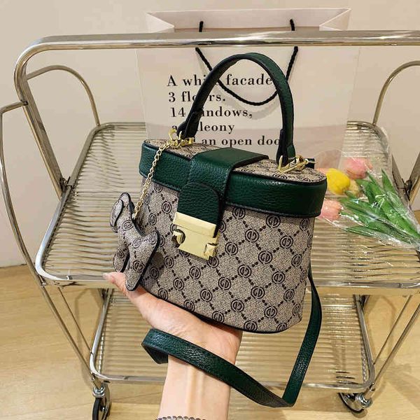 new one shoulder small fragrance box bag women's 2022 minority texture handbag versatile messenger bag
new one shoulder small fragrance box bag women's 2022 minority texture handbag versatile messenger bag